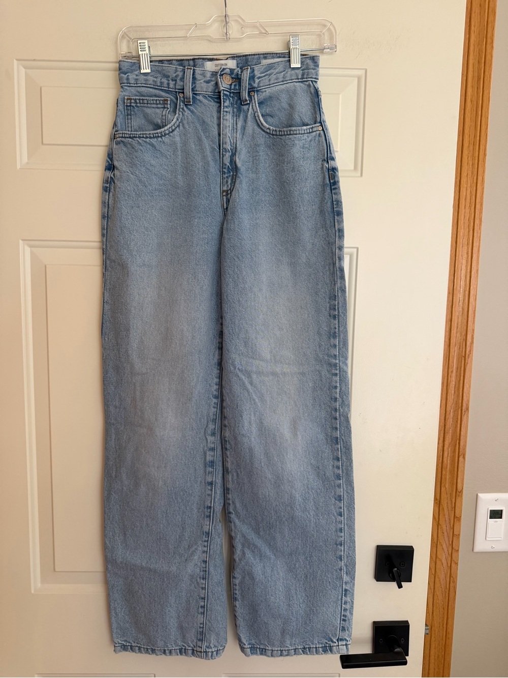 Cotton On loose straight high rise light wash full length denim jean. Size 2 - Picture 2 of 12